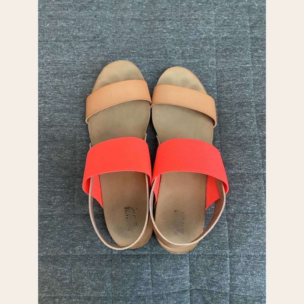 Target (mossimo supply co) comfy footbed sandals. Size 8. Stretchy foot band.